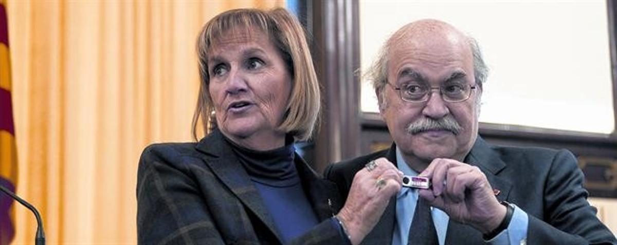 Núria de Gispert i Andreu Mas-Colell mostren l’’usb’ amb els pressupostos.