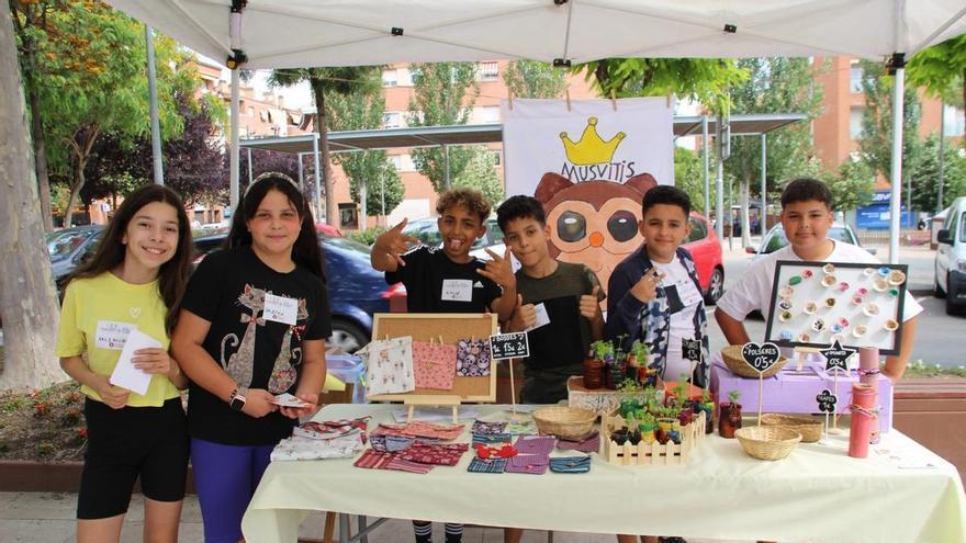 Les cooperatives CUEME de Martorell triomfen amb les vendes de manualitats a la rambla de Les Bòbiles