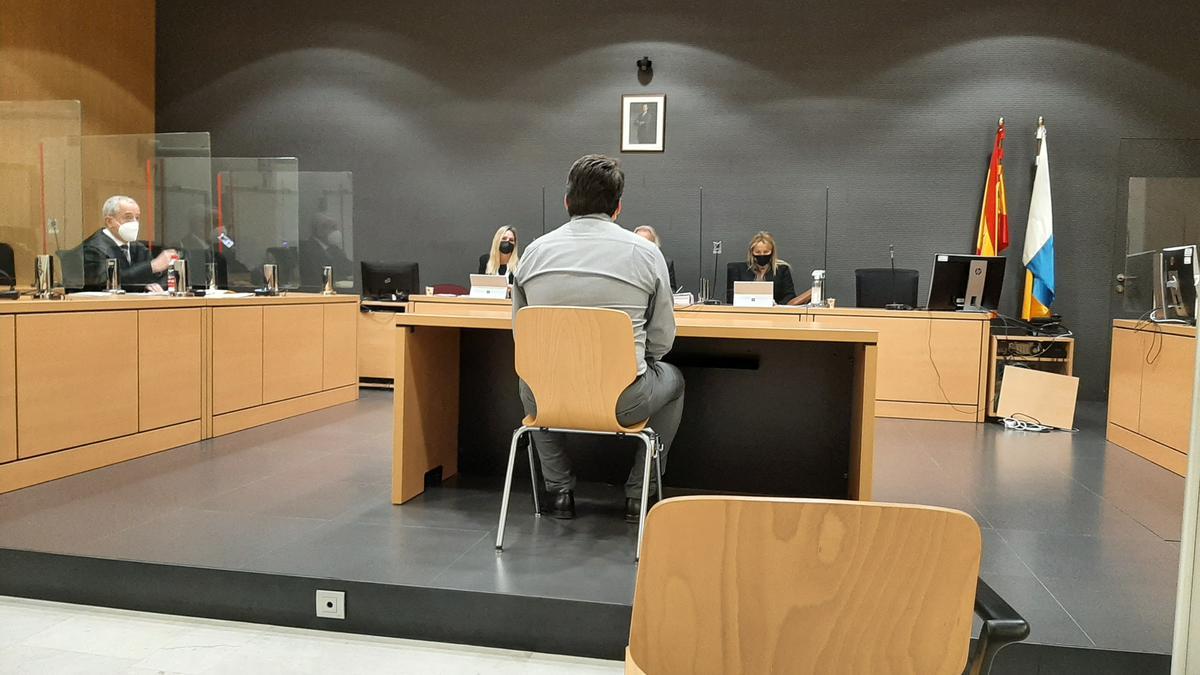 El hombre que abusó de su sobrina, durante su declaración en el juicio.