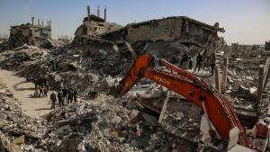 Equipos de la defensa civil palestina trabajan para recuperar cuerpos bajo los escombros, en Beit Lahia, al norte de la Ciudad de Gaza.