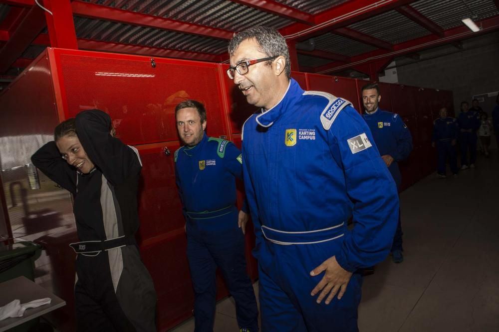 Periodistas y organizadores de la Vuelta Ciclista visitan el museo de Fernando Alonso