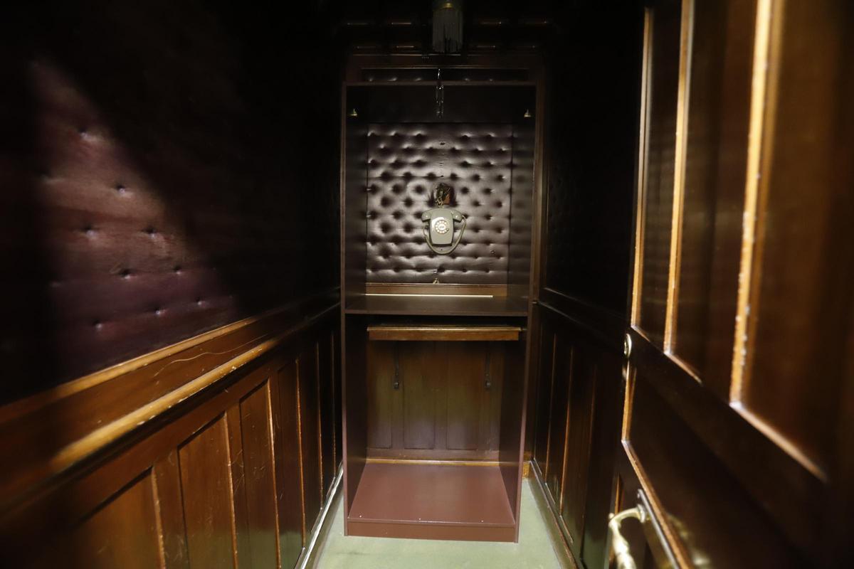 Una cabina de teléfono del Casino Principal que se conserva intacta.