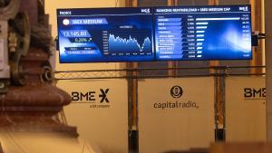 Un panel informativo en la Bolsa de Madrid.