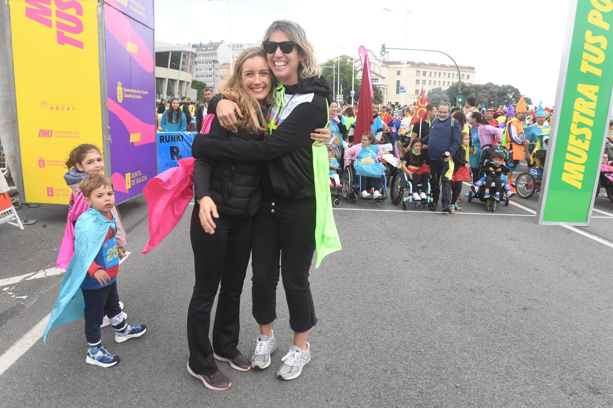 La carrera RUNKI, promovida por ENKI y Fundación Adcai inunda las calles de A Coruña con sus capas de superhéroes