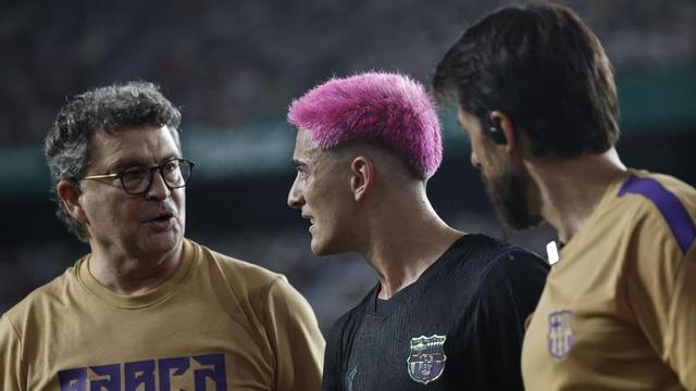 Gavi, al costat del doctor Pruna en el partit d’aquest diumenge.