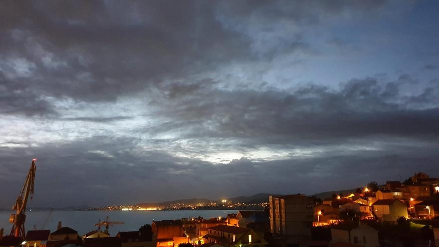 El cielo de Vigo este miércoles, entrando ya en la oscuridad de la noche.
