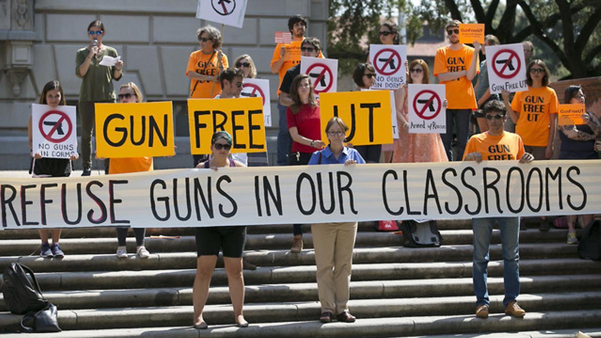 Manifestantes a favor de la limitación de las armas en los centros educativos en Texas (EEUU).