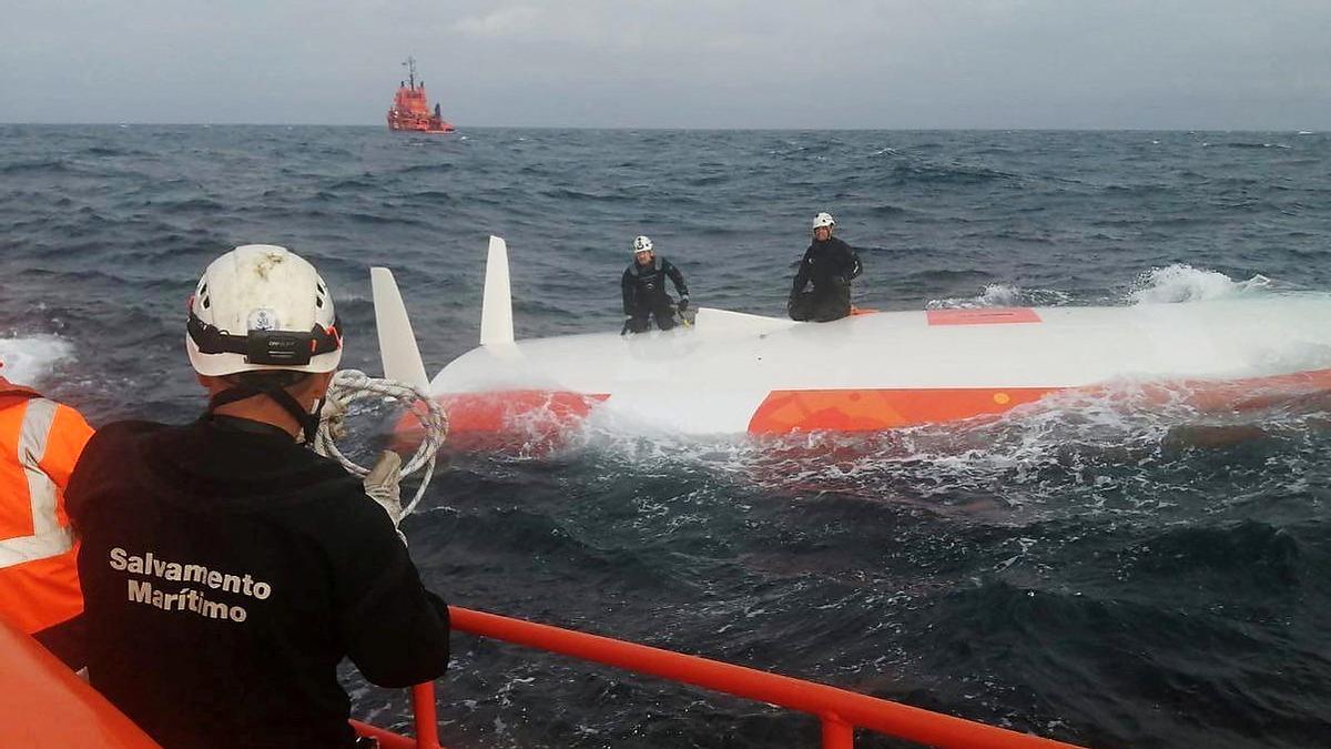 Un equipo español de Salvamento Marítimo rescata a un marinero francés de debajo de un bote volcado después de 16 horas en el mar frente a la costa de Malpica, A Coruña