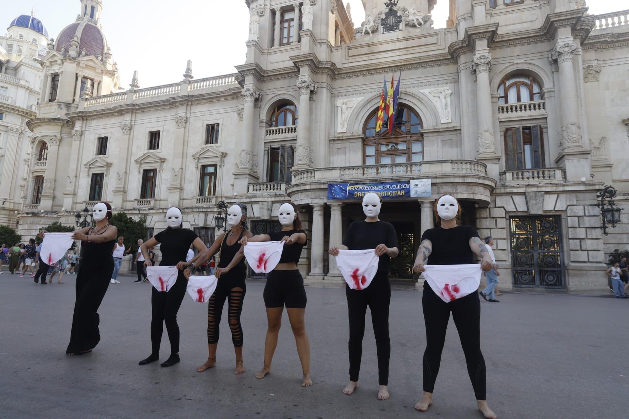 Performance en València para reivindicar la bajada del IVA de las compresas