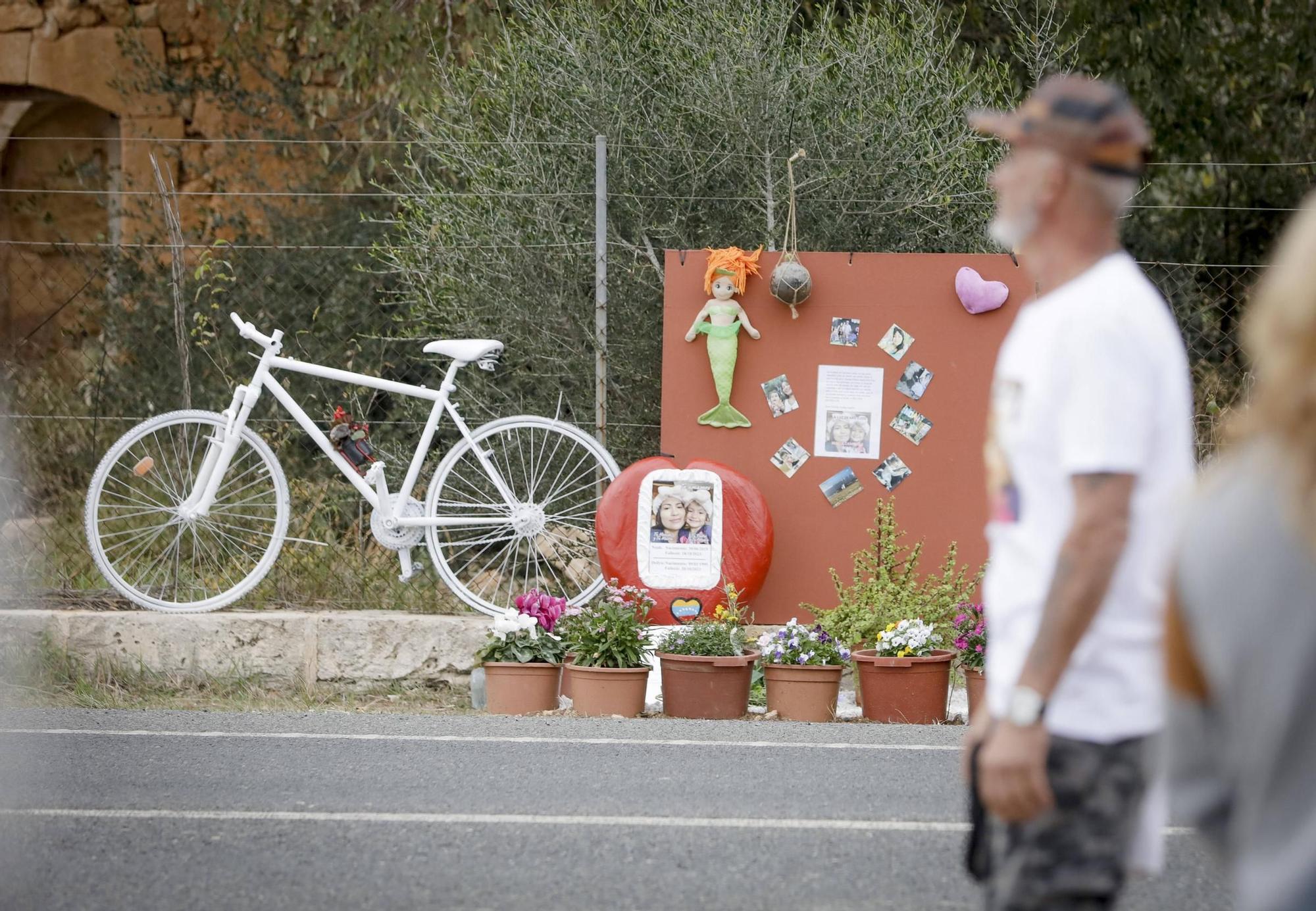 Homenaje a la mujer y su hija de cuatro años fallecidas en un accidente de tráfico en Llubí