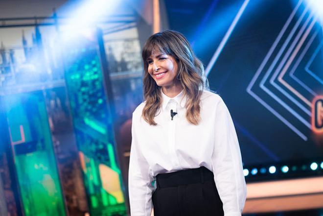 Nuria Roca con camisa blanca en la visita de Carmen Maura a 'El Hormiguero'