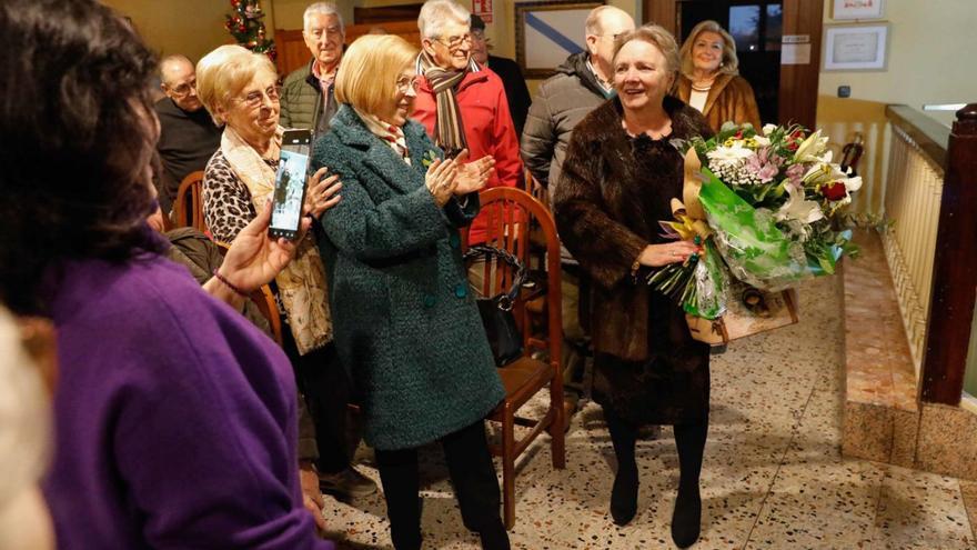 La presidenta del Lar Gallego de Avilés, Ana Fernández Grela, a su llegada al homenaje. | Mara Villamuza