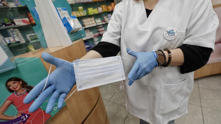 La mascarilla era obligatoria para el personal sanitario.  | DM