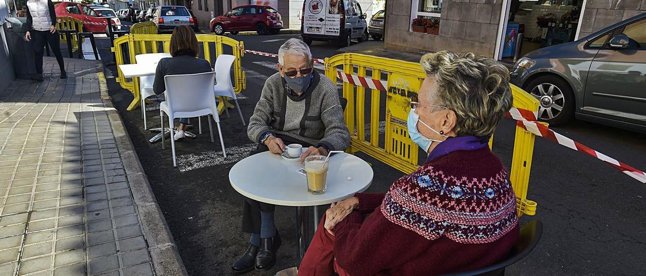 Una terraza de Santa Brígida ocupa parte de la carretera por las restricciones para contener la pandemia. | | ANDRÉS CRUZ