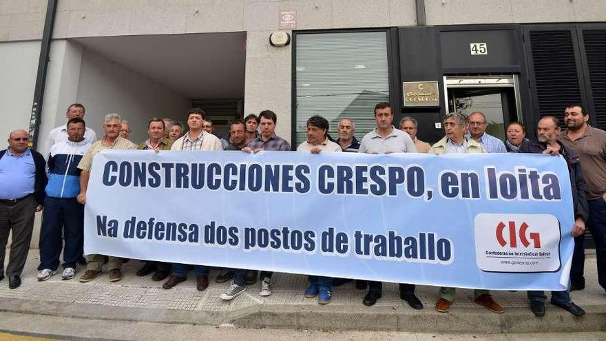 Trabajadores de Construcciones Crespo ayer ante la sede de la empresa en O Gorgullón. // G. Santos