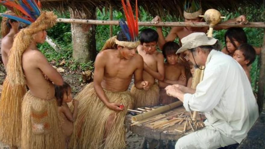 Blanco Fadol, con los indígenas de la tribu Yagua.