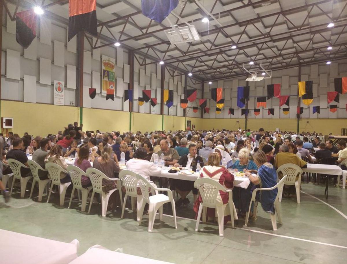 Más de 500 personas se reunieron en la cena medieval en el pabellón. |