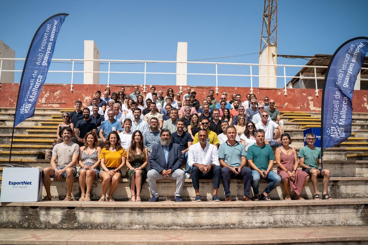 Los responsables del Consell junto a los de los ayuntamientos posan en Son Pardo.