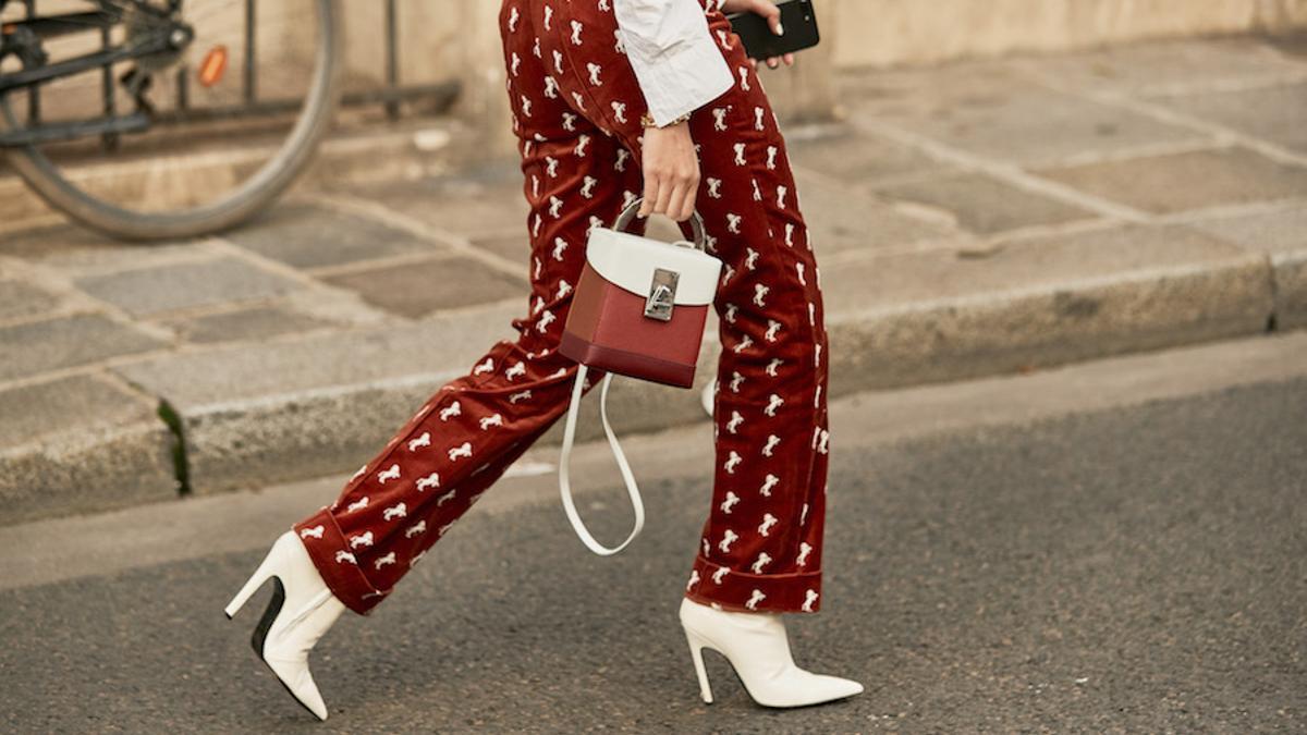 Botines de tacón blancos en el street style de París