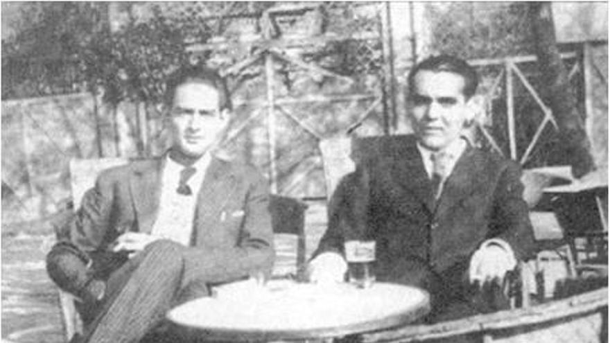 Ernesto Guerra da Cal (izquierda) y Federico García Lorca, en una terraza de Madrid.