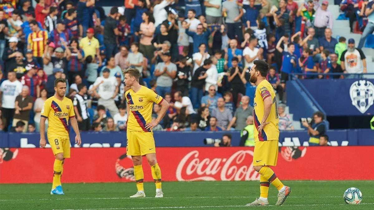 Los jugadores del Barça reaccionan apesadumbrados a un gol del Levante.
