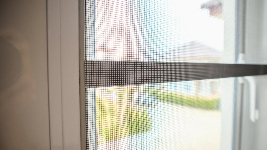 La mosquitera de Leroy Merlin que arrasa porque no necesita instalación