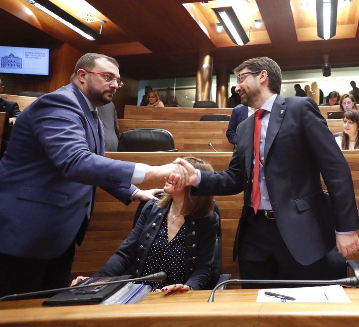 Adrián Barbón da la mano a Enrique Fernández en su etapa como consejero.