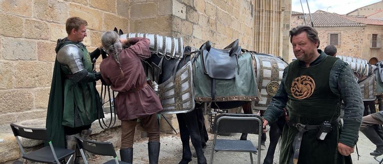 Imagen de los jinetes y caballos, en el rodaje en Santa María. Todos lucen la insignia de la Casa del dragón.