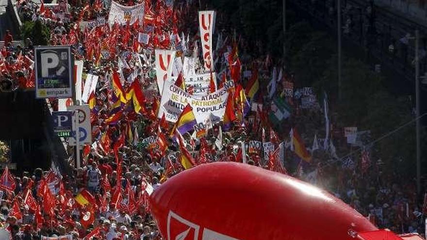 Fin de la manifestación en la plaza de Colón, un momento del acto, Méndez y Toxo y una pancarta. / s. pérez / c. moya / s. barrenechea / v. lerena