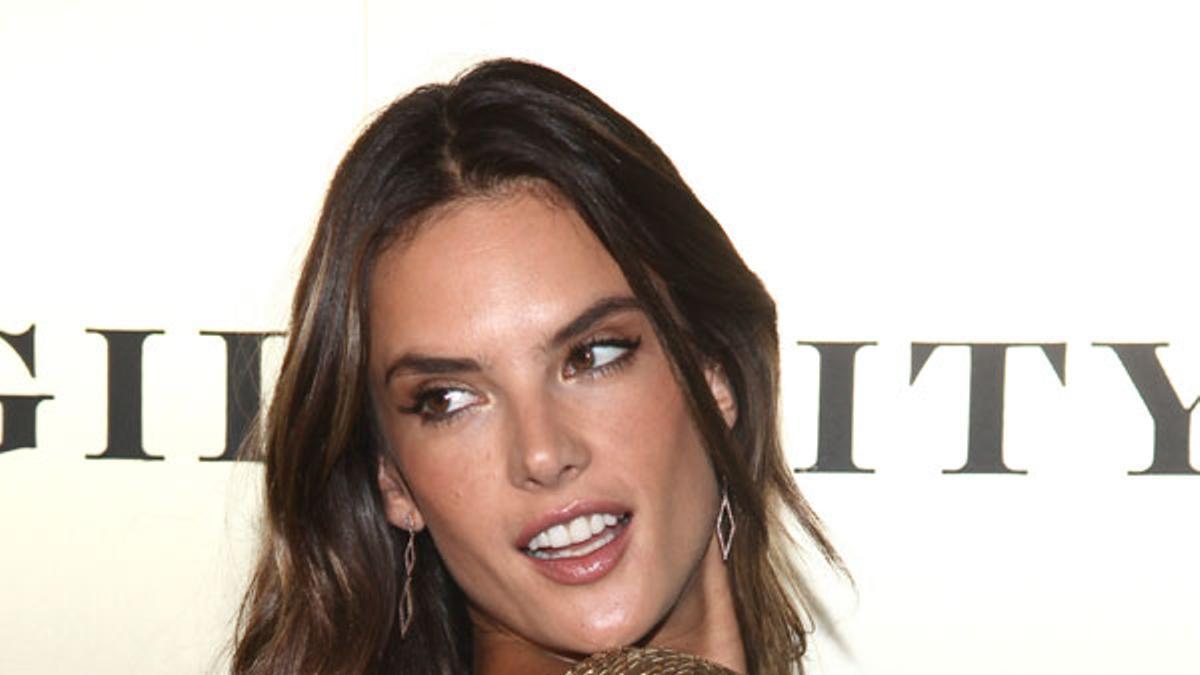 Alessandra Ambrosio, radiante en la gala Gilt Life