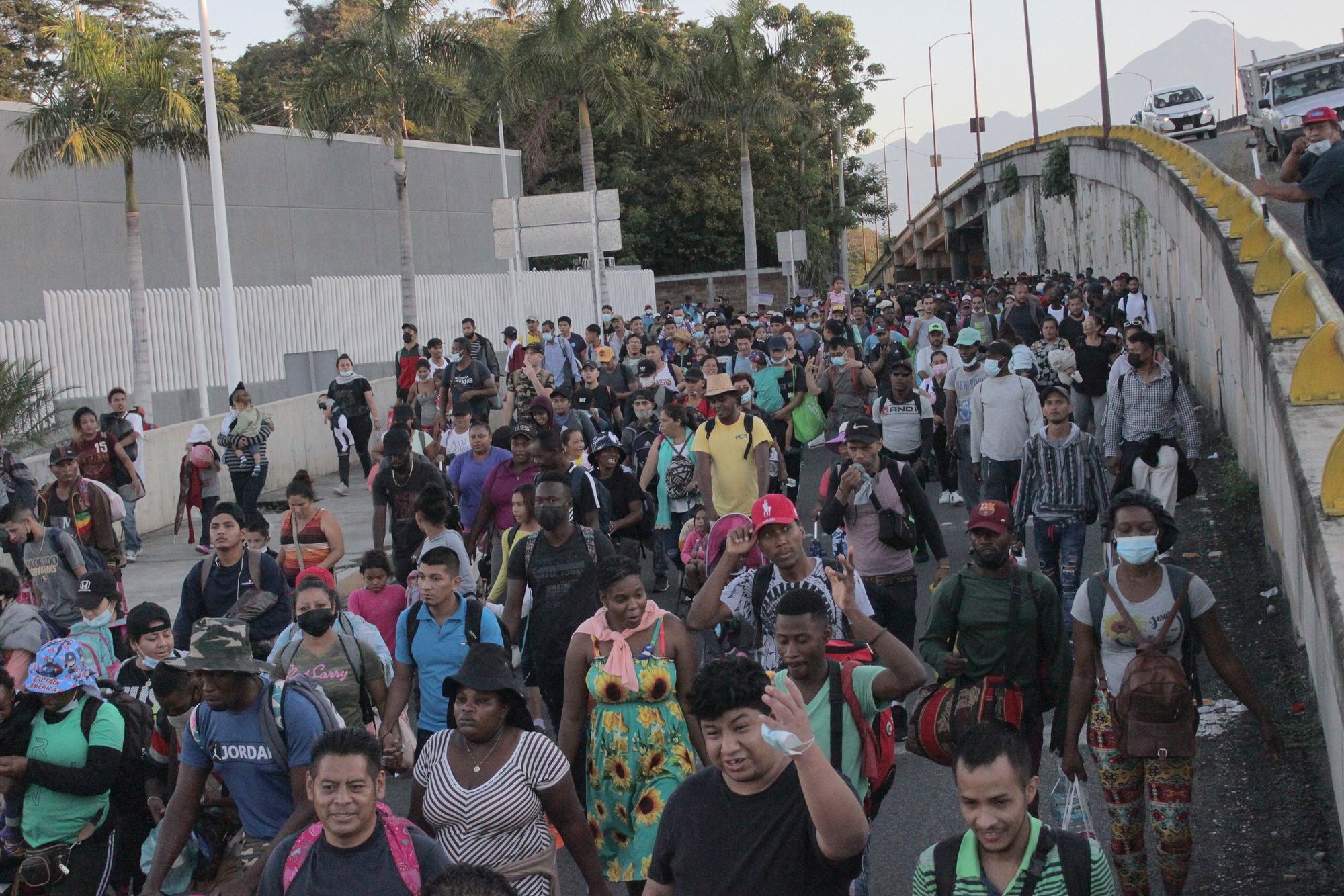 Migrantes centroamericanos se preparan para salir en una nueva caravana en el municipio de Tapachula, en el estado mexicano de Chiapas
