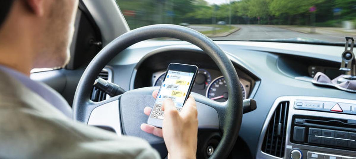 Usar el móvil al volante costará seis puntos.