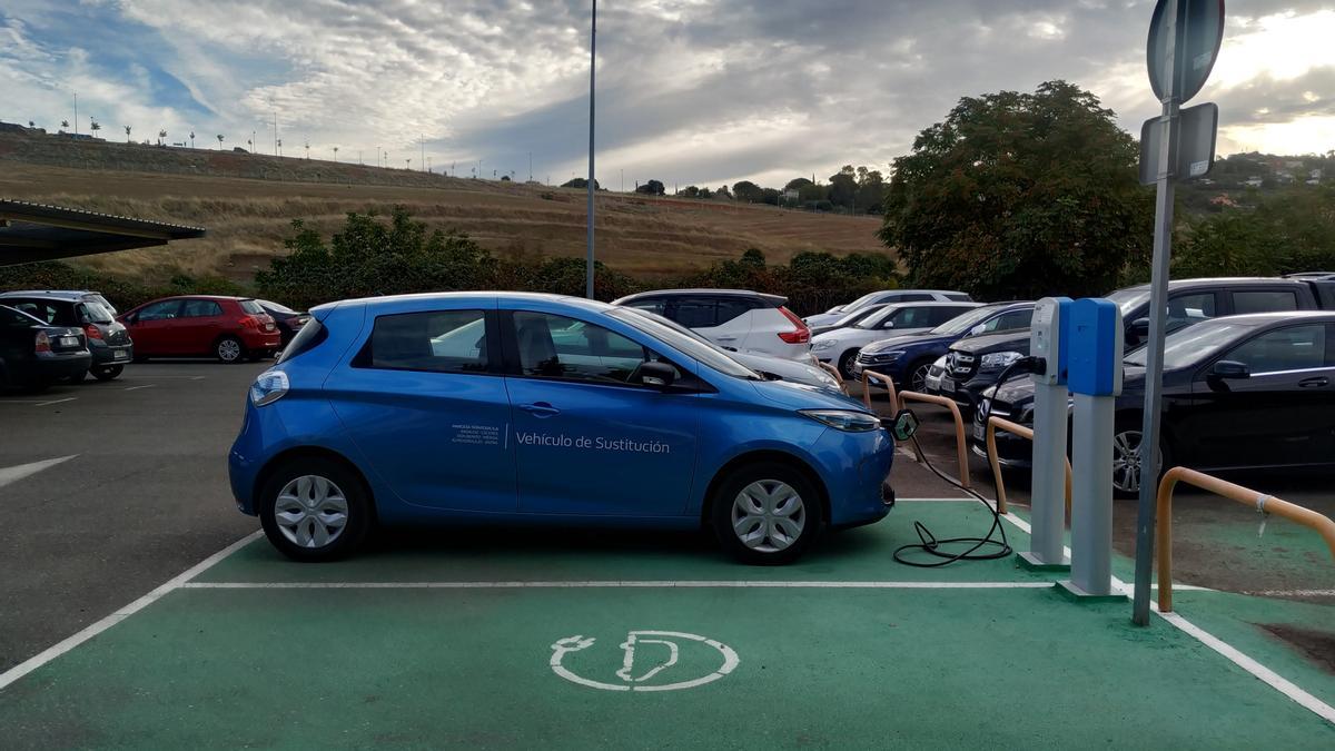 Un coche eléctrico carga su batería en la electrolinera del complejo cultural San Francisco de Cáceres.