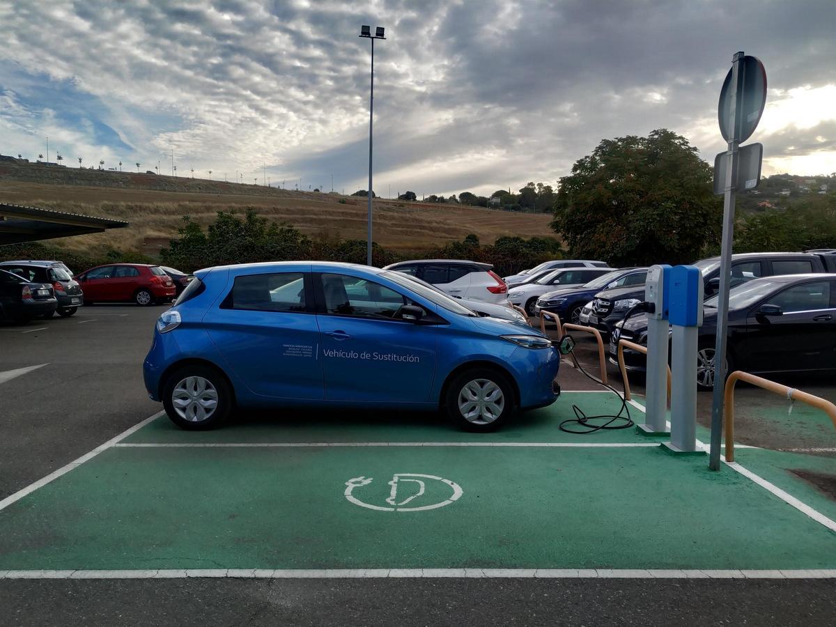 Un coche eléctrico carga su batería en una electrolinera.