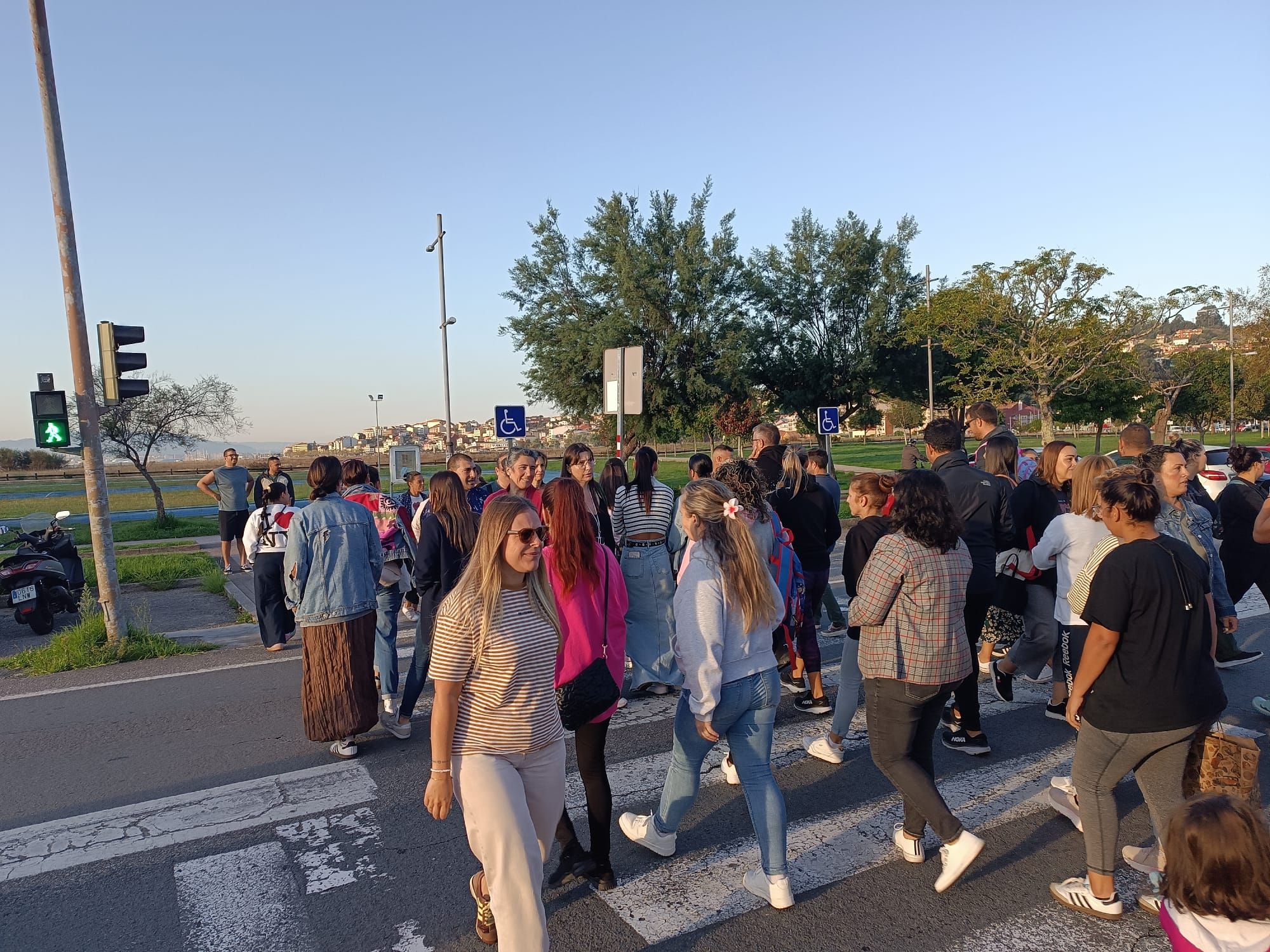 Las familias del CEIP Reibón de Moaña cortan la carretera general para protestar contra los recortes de profesorado