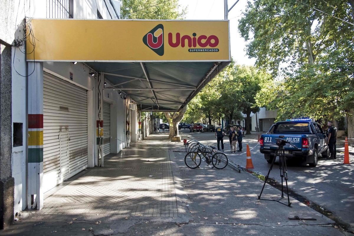 Dos hombres atacaron la fachada de un supermercado de los suegros de Messi en Rosario, Argentina y dejaron un mensaje.  Messi te estamos esperando. Javkin es un narco, no te protegerá, decía el mensaje escrito a mano.