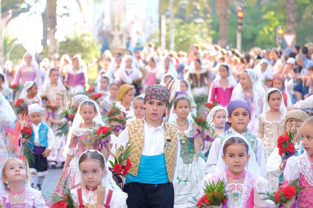 Los festeros aprovechan la Ofrenda para protestar contra la violencia de género con flores y lazos morados