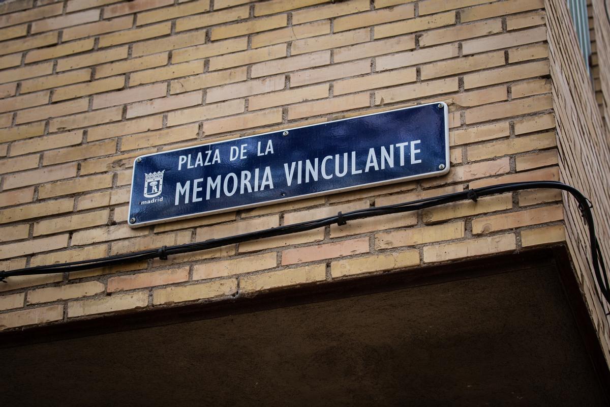 Placa de la Plaza de la Memoria Vinculante de Orcasitas.