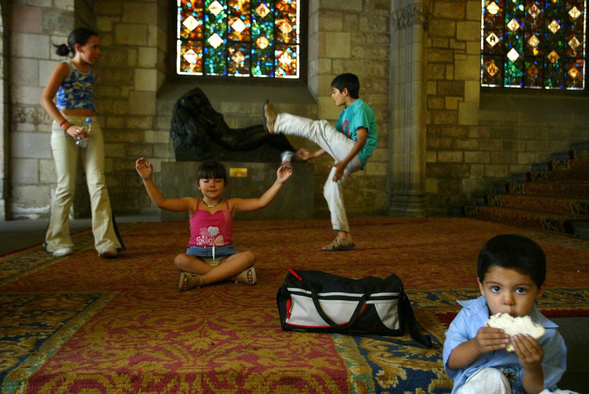 Mercè 2004. JORNADA CASTELLERA EN LA PLAZA SANT JAUME NIÑOS JUGANDO EN LA ENTRADA AL AYUNTAMIENTO