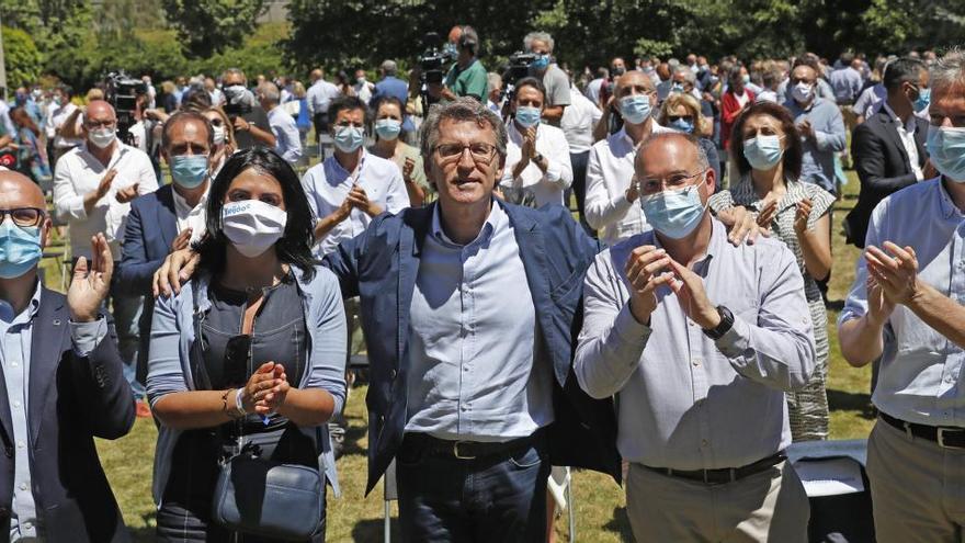 Feijóo, esta mañana en la junta directiva del PP, con Baltar (izq), Elena Candia y Alfonso Rueda (dcha). // EFE