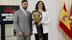 Imagen de archivo del luchador de artes marciales mixtas Ilia Topuria, campeón mundial de UFC en la categoría de peso pluma, es recibido por la presidenta de la Comunidad de Madrid, Isabel Díaz Ayuso, en la Real Casa de Correos.