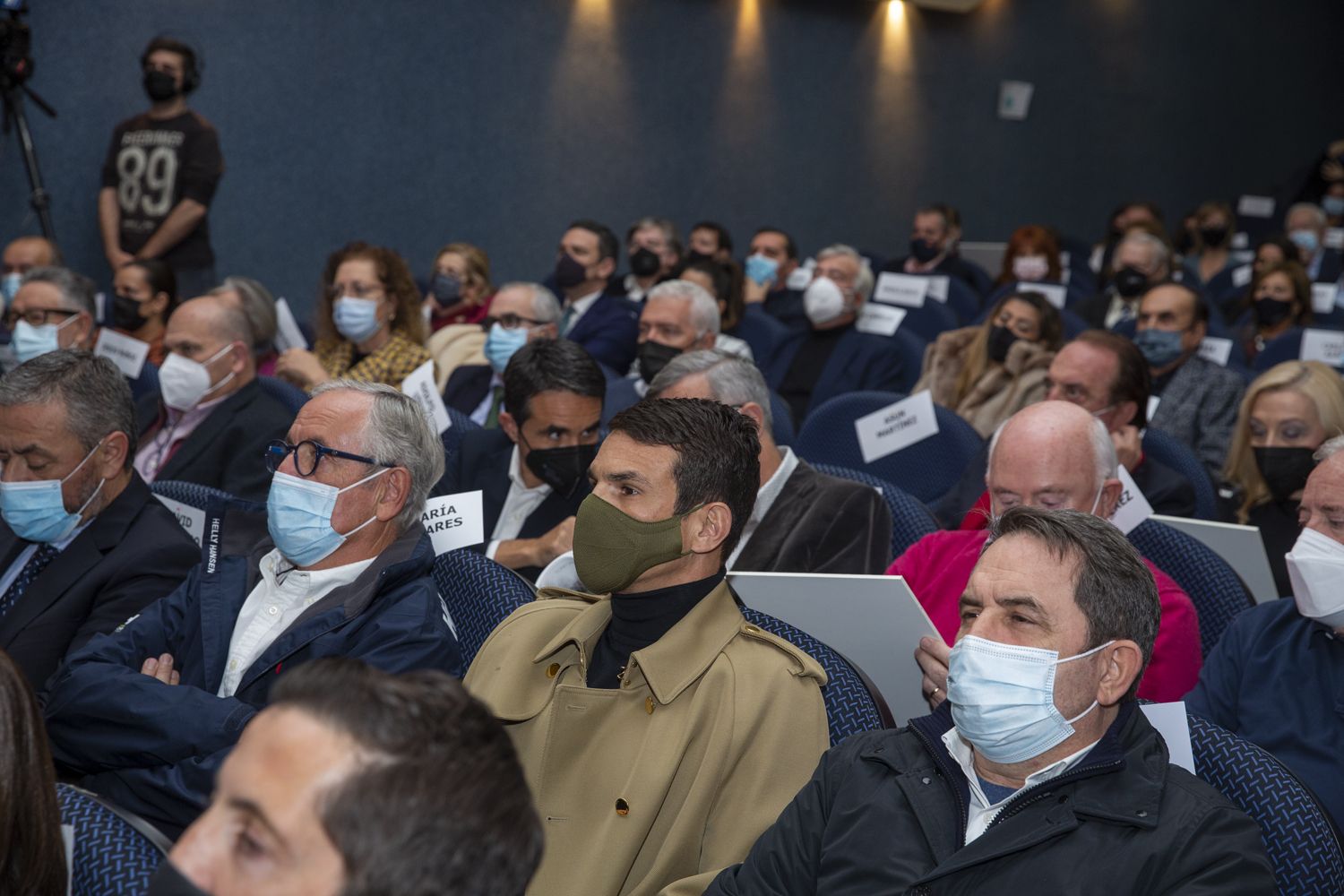 Toni Cabot presenta en el Club INFORMACIÓN el libro en el que plasma los perfiles de 40 personalidades de Alicante