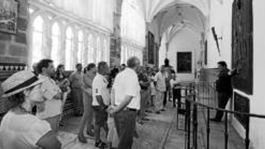 Más de 80 personas participan en la visita guiada al Museo Catedralicio y al salón de plenos municipal