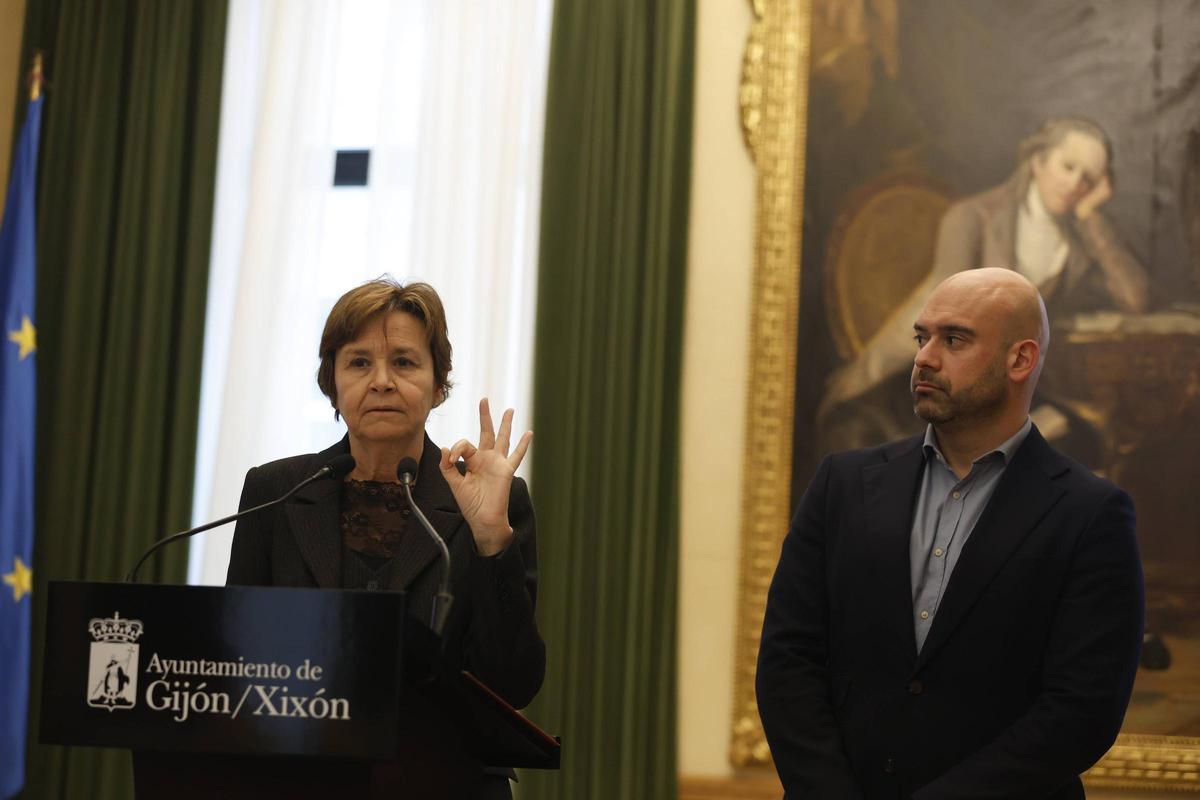 Carmen Moriyón, durante su comparecencia, junto al concejal de Urbanismo Jesús Martínez Salvador.