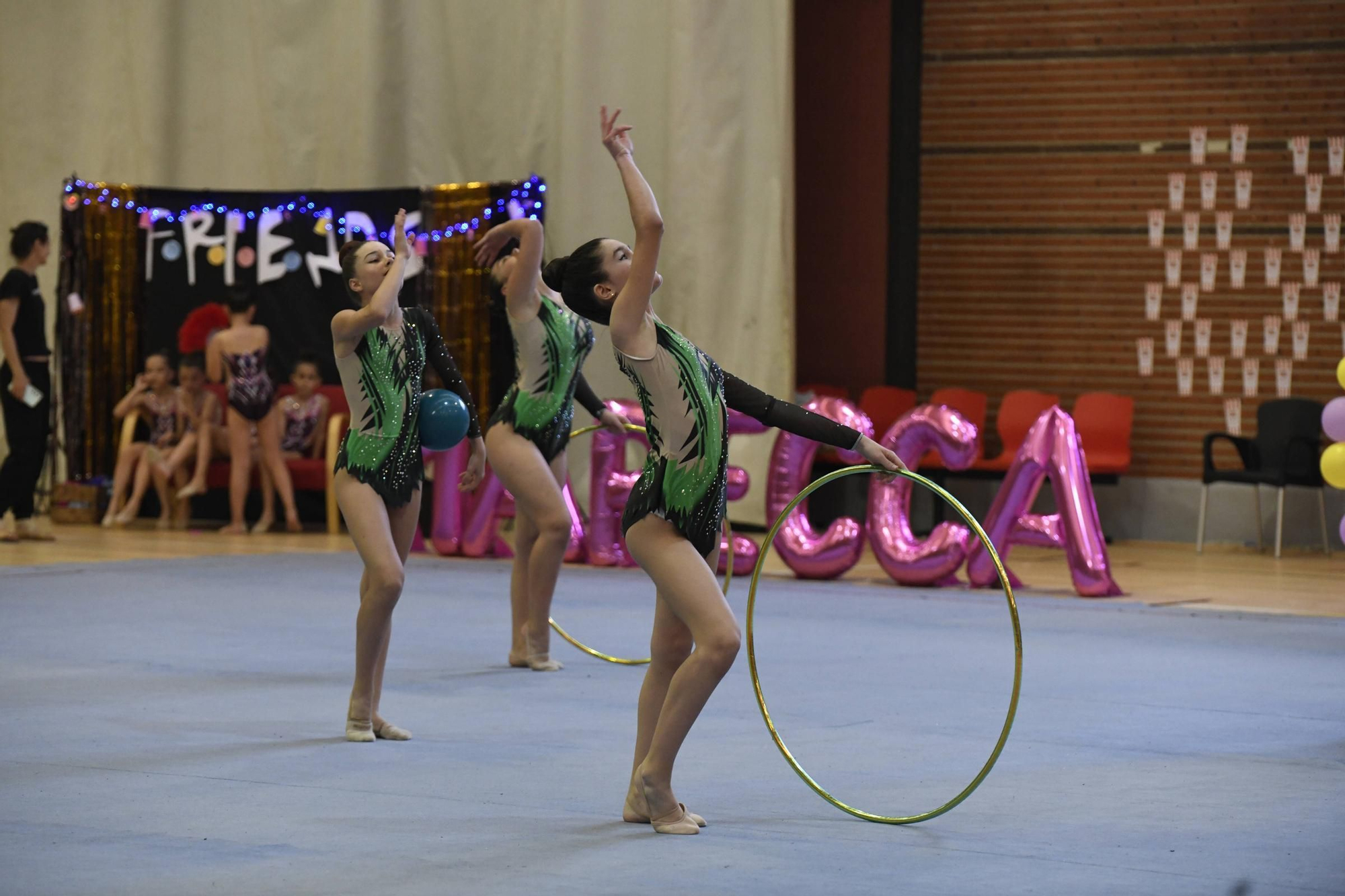 GALERÍA | Las gimnastas del Rítmica Mapecca exhiben su talento en el Manuel Camba