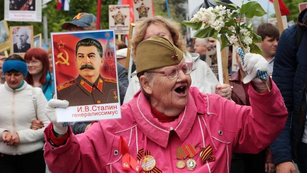 Una anciana que sostiene un retrato del líder soviético Joseph Stalin participa en las celebraciones del Día de la Victoria con motivo del 74º aniversario del triunfo de la Unión Soviética sobre la Alemania nazi, en Sebastopol.
