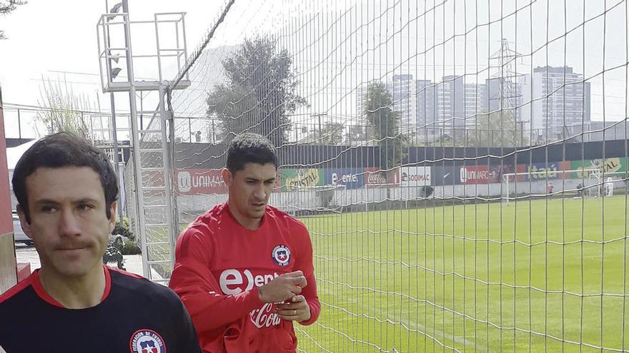 Hernández, ayer, junto al recuperador de Chile. // @fernandez-puma