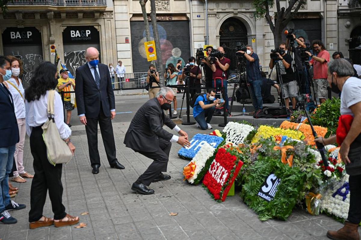 El PP, encabezado por Josep Bou, en el homenaje floral a Rafael Casanova.