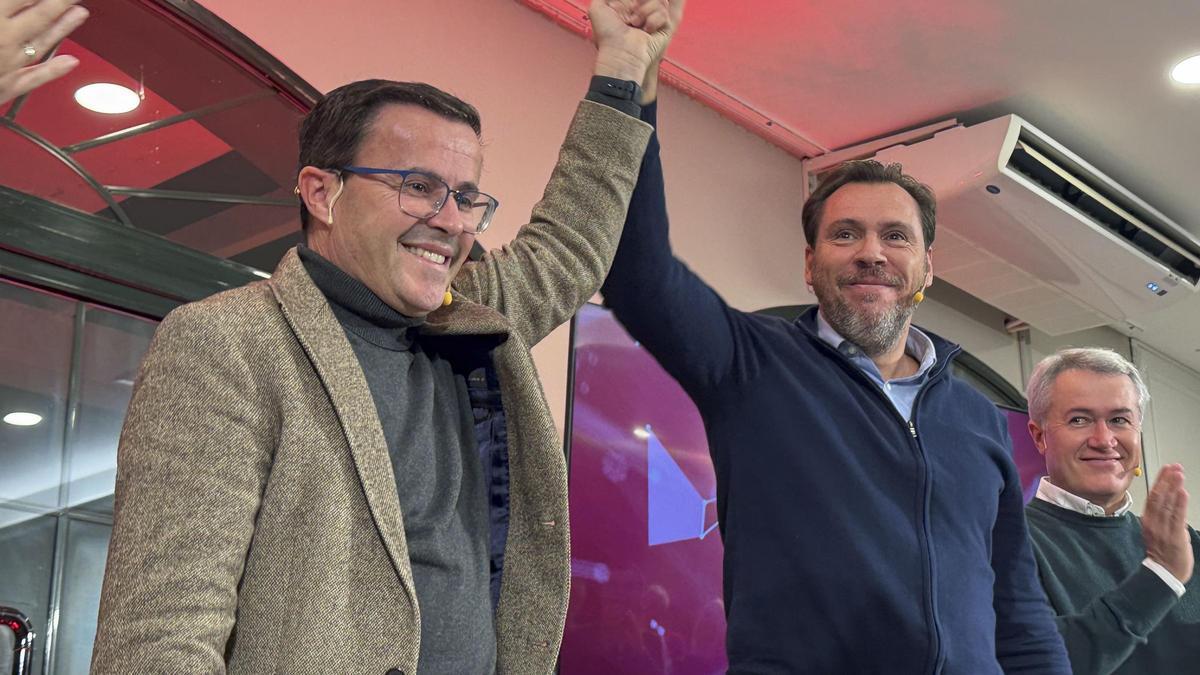 El secretario de los socialistas extremeños, Miguel Ángel Gallardo, junto al ministro de Transportes, Óscar Puente, en Don Benito.