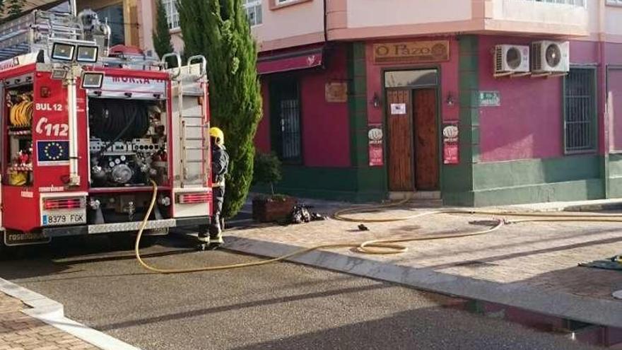 Momento en el que los bomberos atienden el incendio. // G.N.